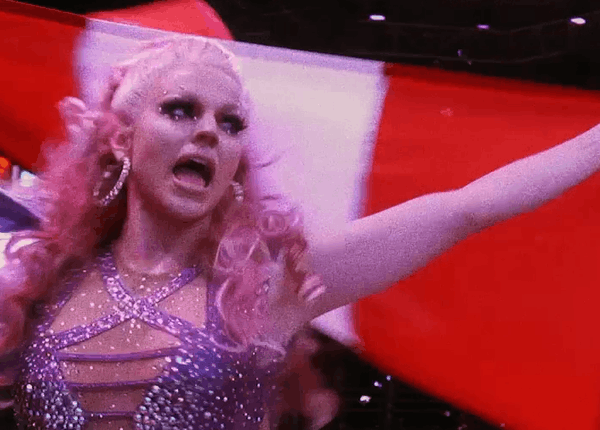 fotograma de la película Invasión Drag