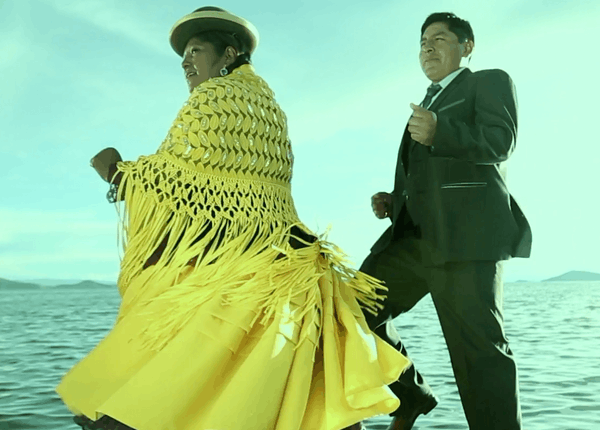 fotograma de la película Entre Santos Cholas y morenos